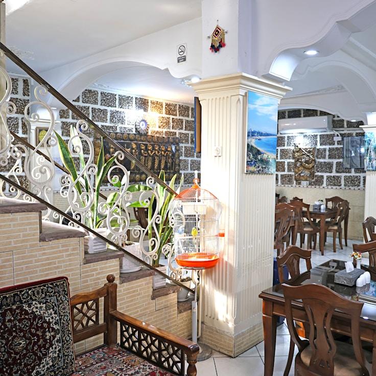 Casual restaurant with booth seating